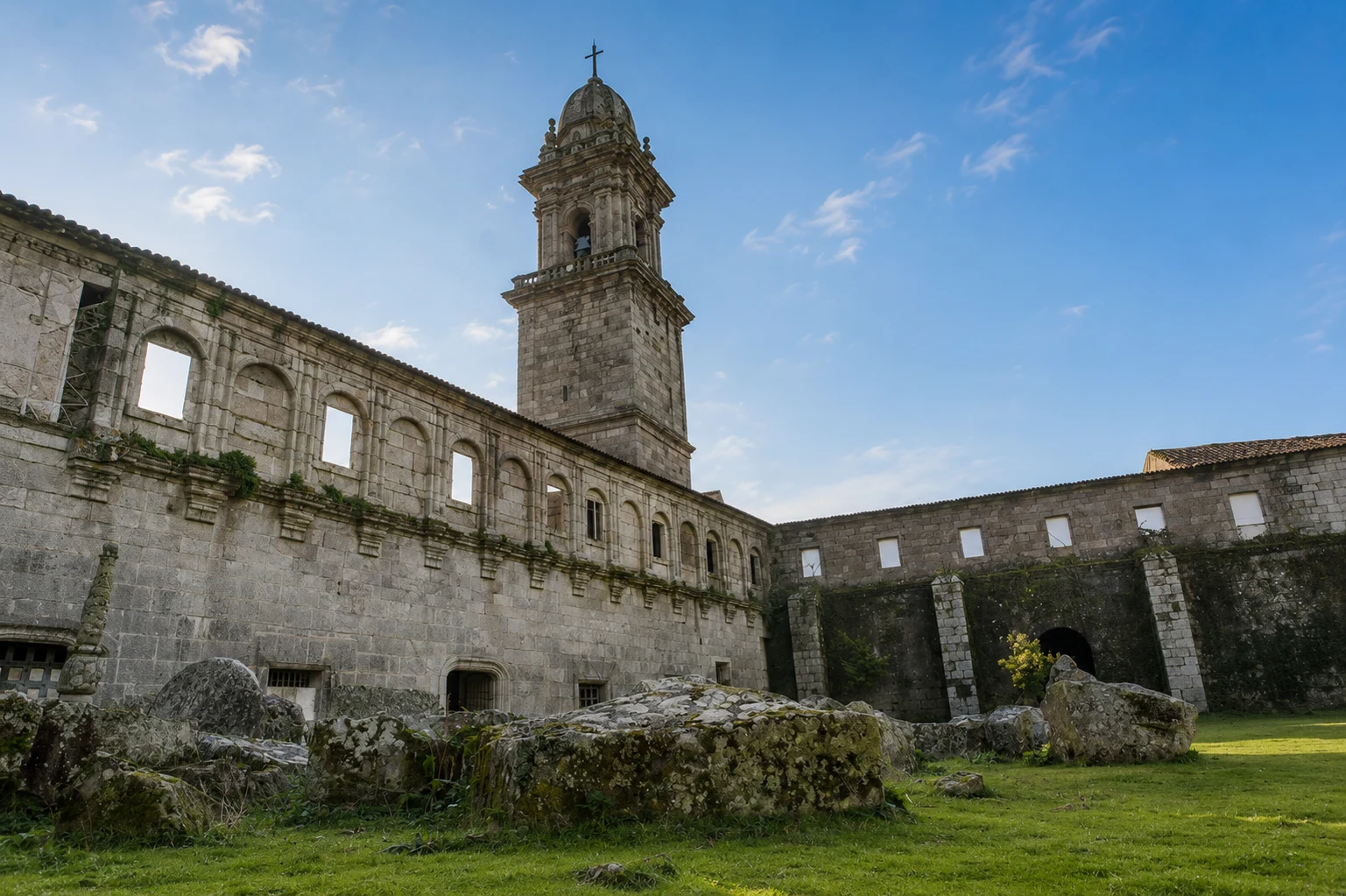 Guía turística de Oia y el monasterio de Santa María de Oia