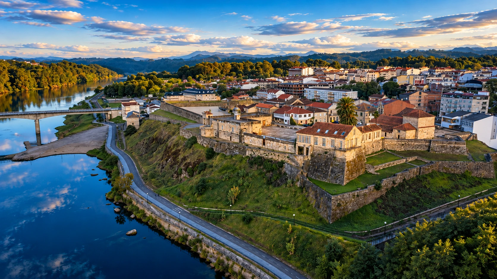 Vista panorámica del recinto amurallado de Salvaterra de Miño junto al río