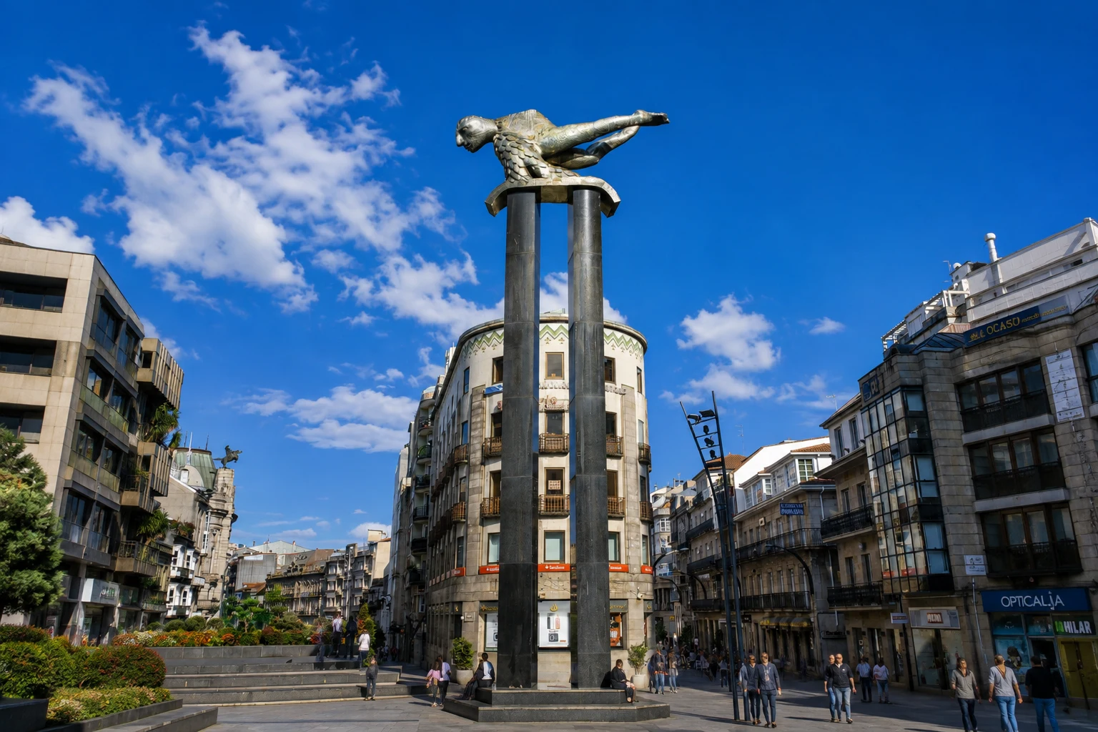 Guía turística de Vigo y el monumento de O Sireno en Porta do Sol