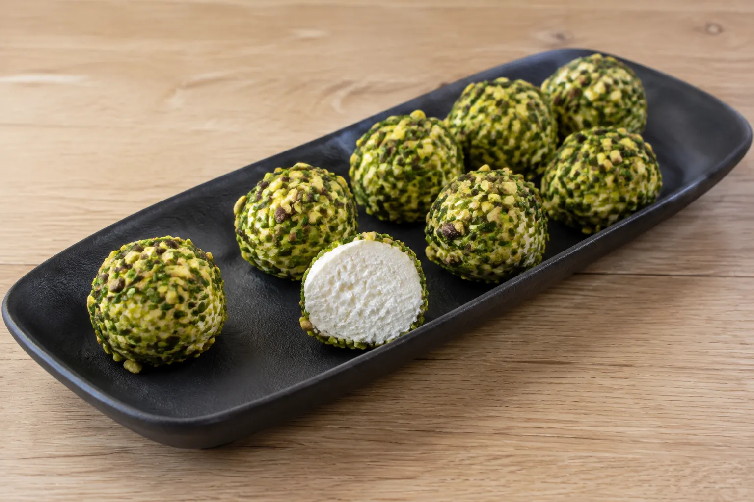 Imagen de la receta Bombones salados de queso de cabra, pistacho y cebollino