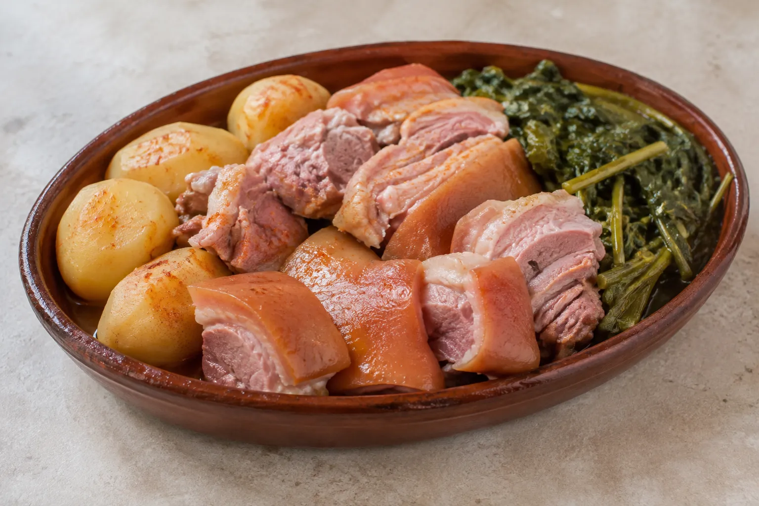 Cacheira con grelos a la gallega