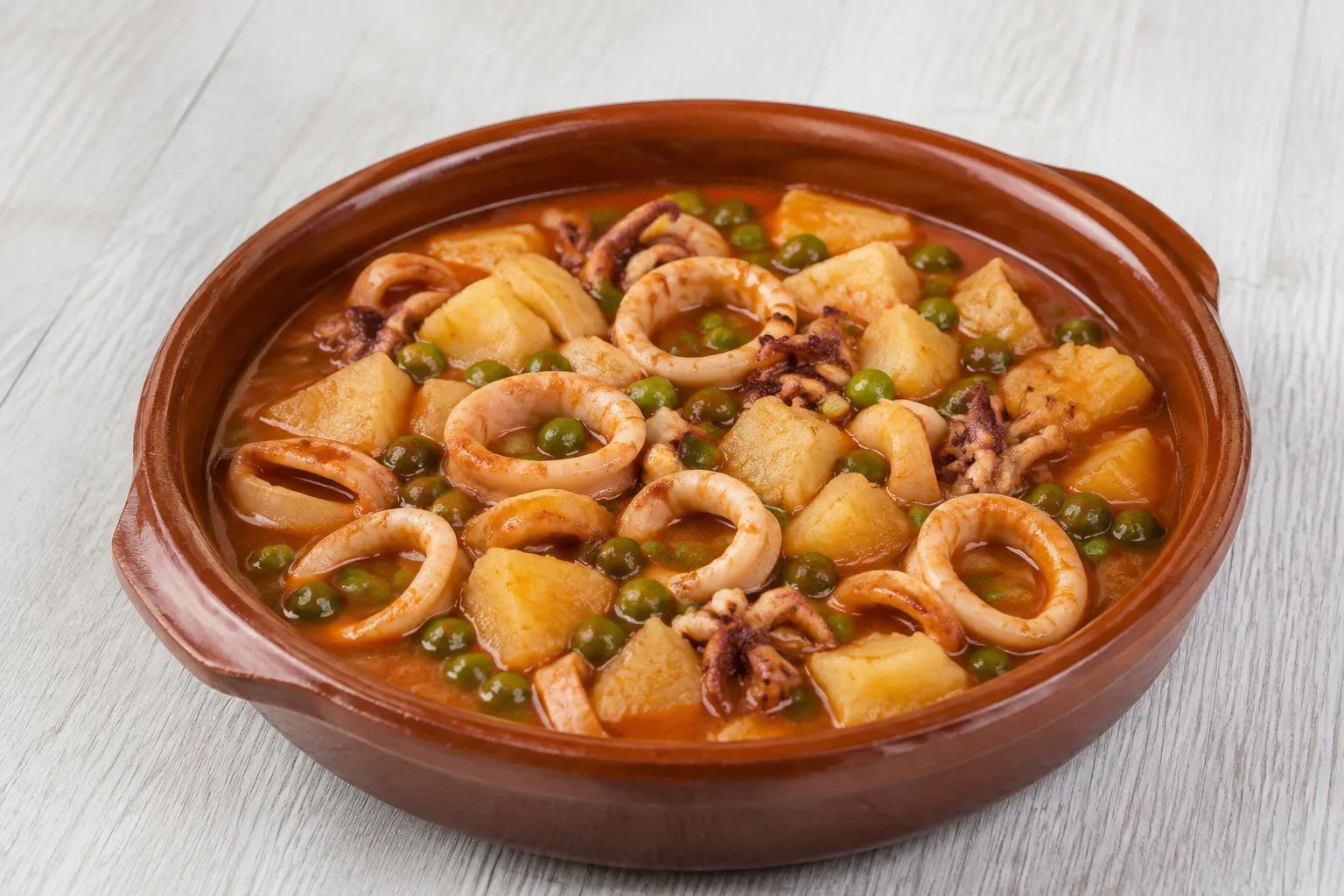 Guiso de calamares con patata y guisantes