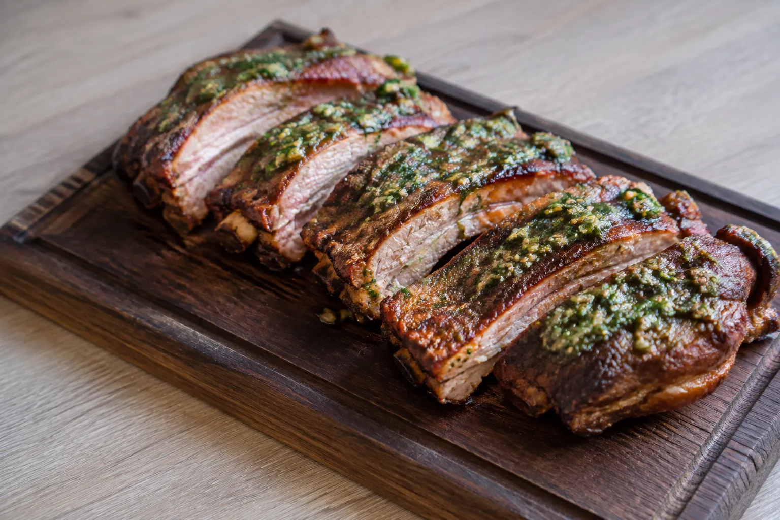 Costillas a la brasa con chimichurri