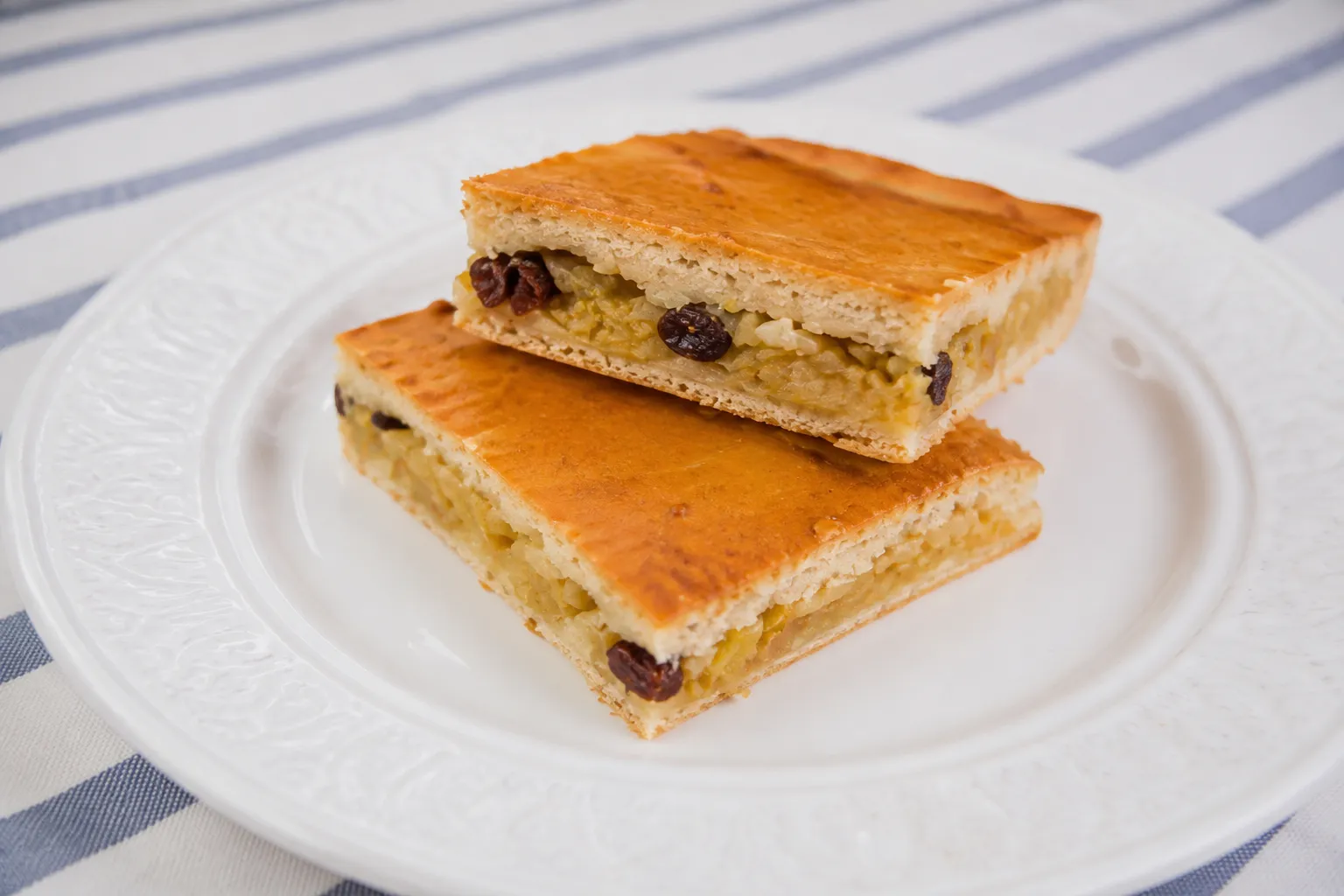 Empanada de bacalao con pasas