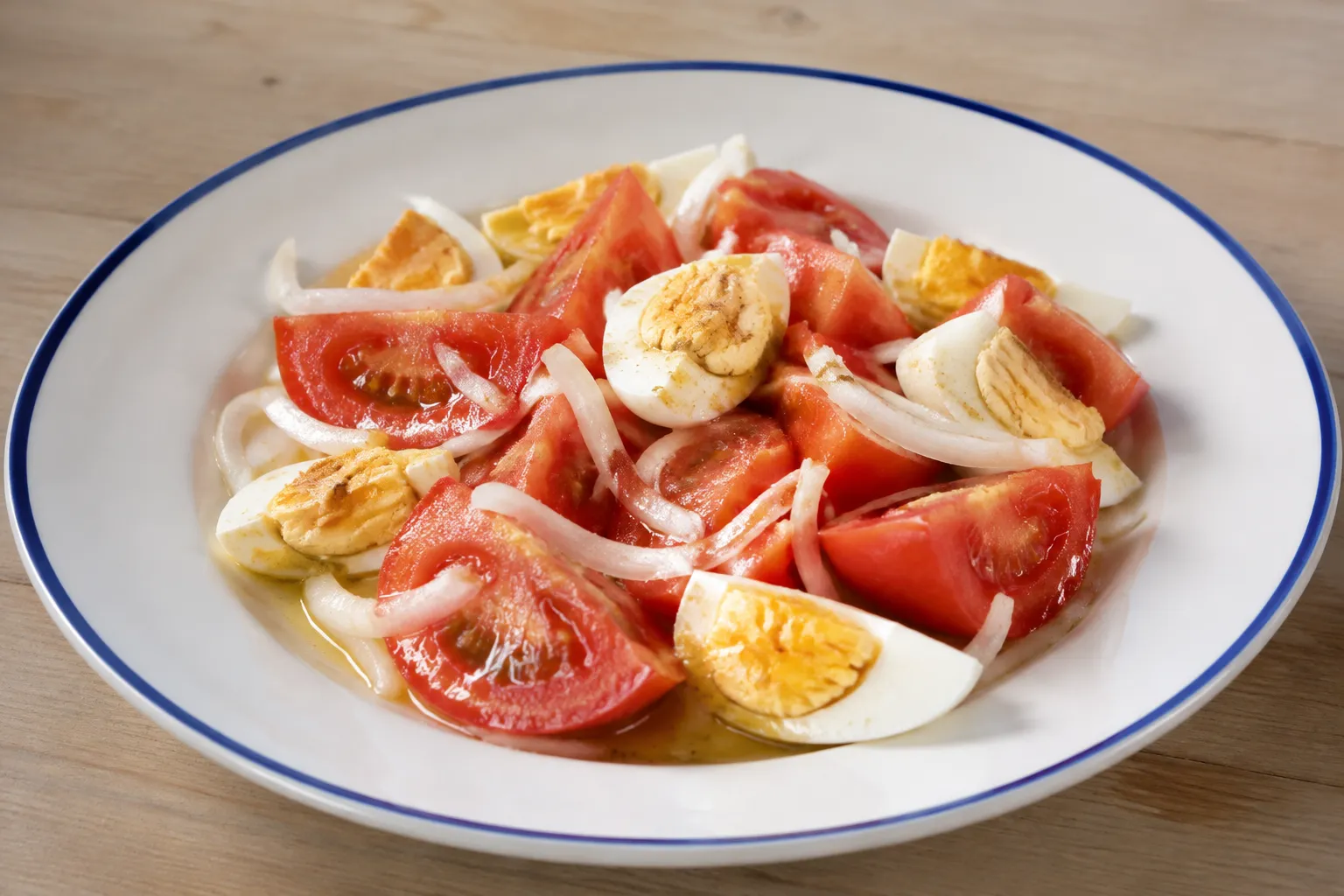 Ensalada de tomate y huevo duro