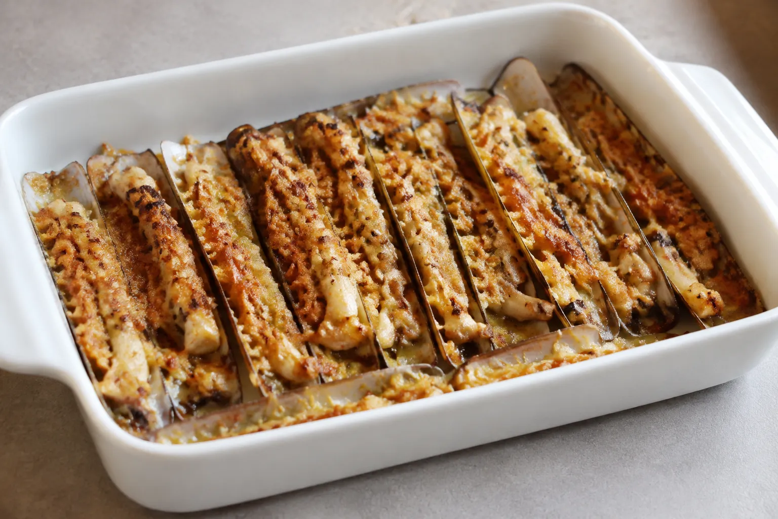 Navajas gratinadas con pan rallado y queso