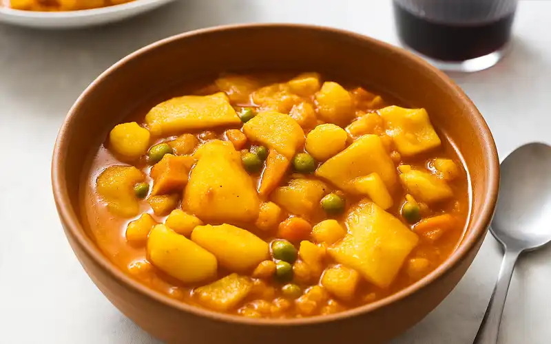 Choco en cazuela con guisantes