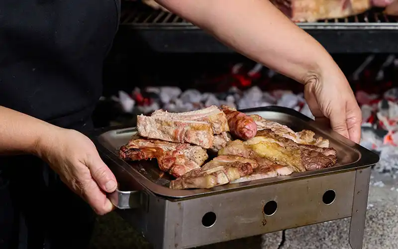 Guia turistica Catoira 2025 - carnes en asador mondragon