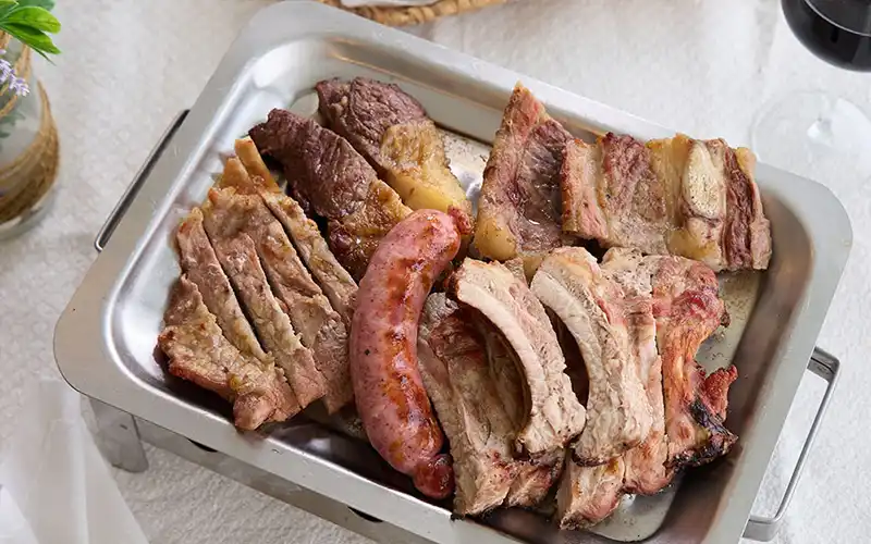 Guia turistica Catoira 2025 - Churrasco en asador mondragon